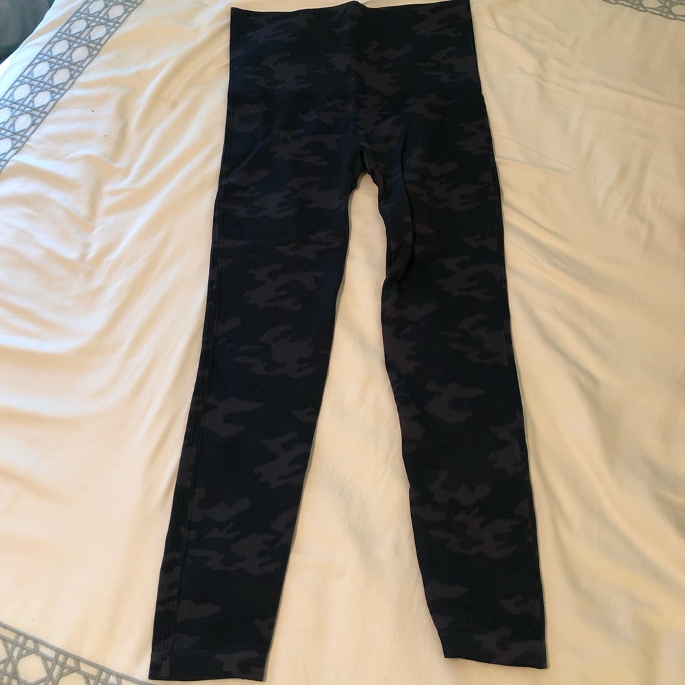 Spanx Look At Me Now Seamless Leggings grey camo